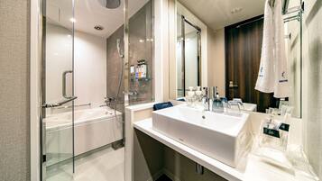 Combined shower/bathtub, rainfall showerhead, hair dryer, slippers