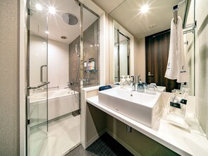 Combined shower/tub, rainfall showerhead, hair dryer, slippers