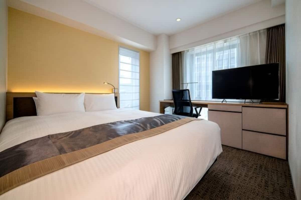 Couette en duvet, coffre-fort, bureau