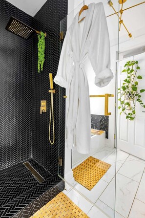Douche, articles de toilette écologiques, sèche-cheveux