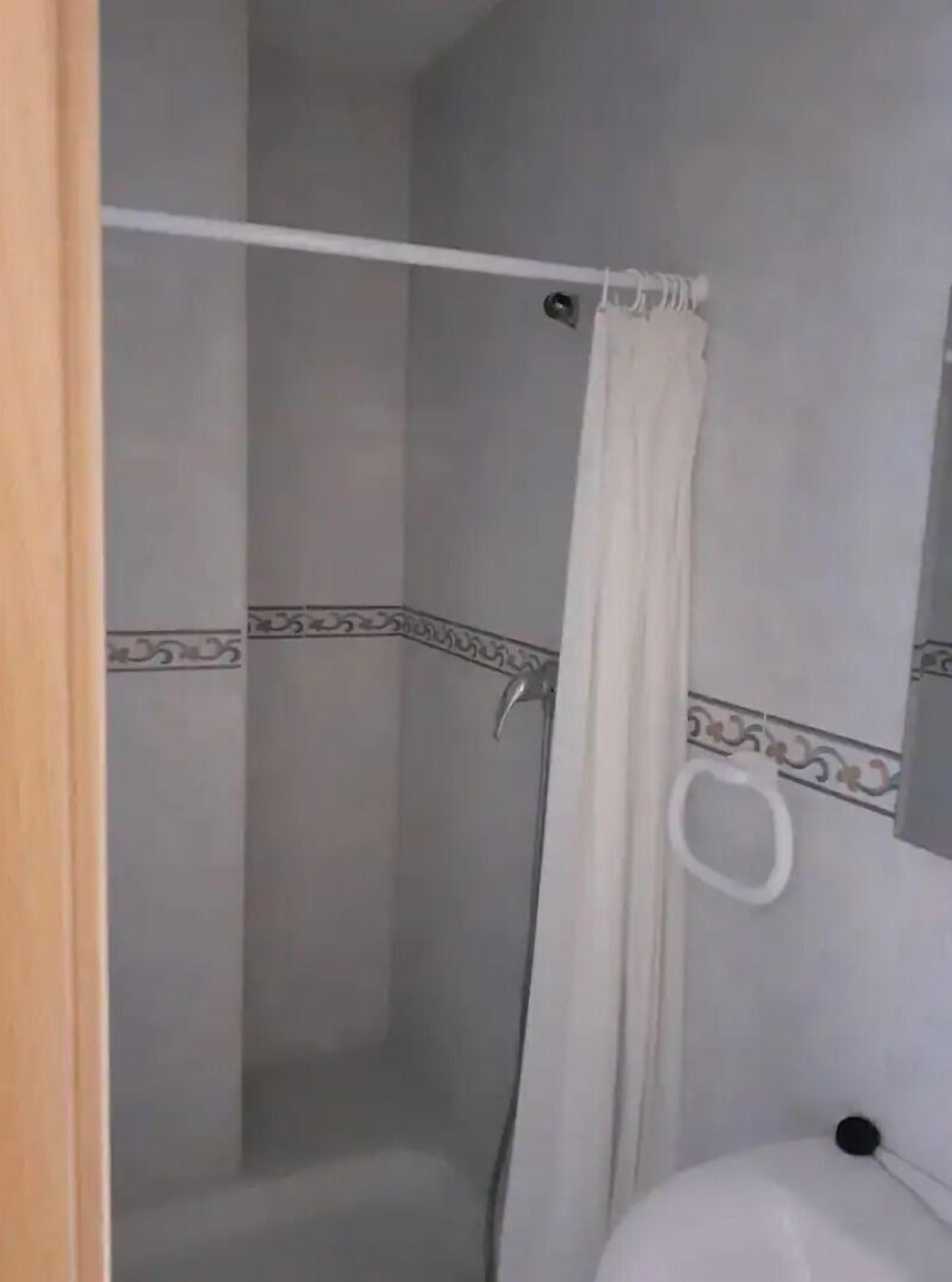 Een douche, een haardroger, handdoeken, toiletpapier