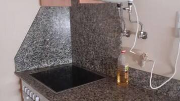 Réfrigérateur, four, plaque de cuisson, lave-vaisselle