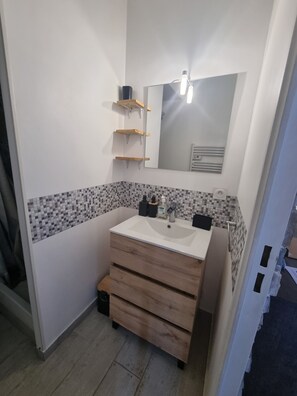Douche, serviettes fournies, savon, papier de toilette