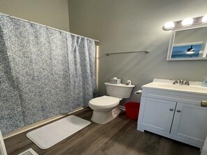 Baignoire, serviettes fournies, papier de toilette