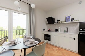 Fridge, stovetop, dishwasher, cookware/dishes/utensils