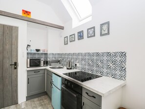 Fridge, electric kettle, toaster, cookware/dishes/utensils - Little Crabapple (Swanage)