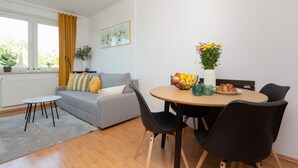 Mikrowelle, Geschirrspüler, Kochgeschirr/Geschirr/Besteck