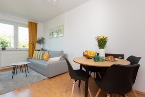 Mikrowelle, Geschirrspüler, Kochgeschirr/Geschirr/Besteck