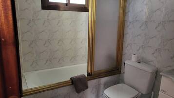 Een douche, handdoeken, toiletpapier