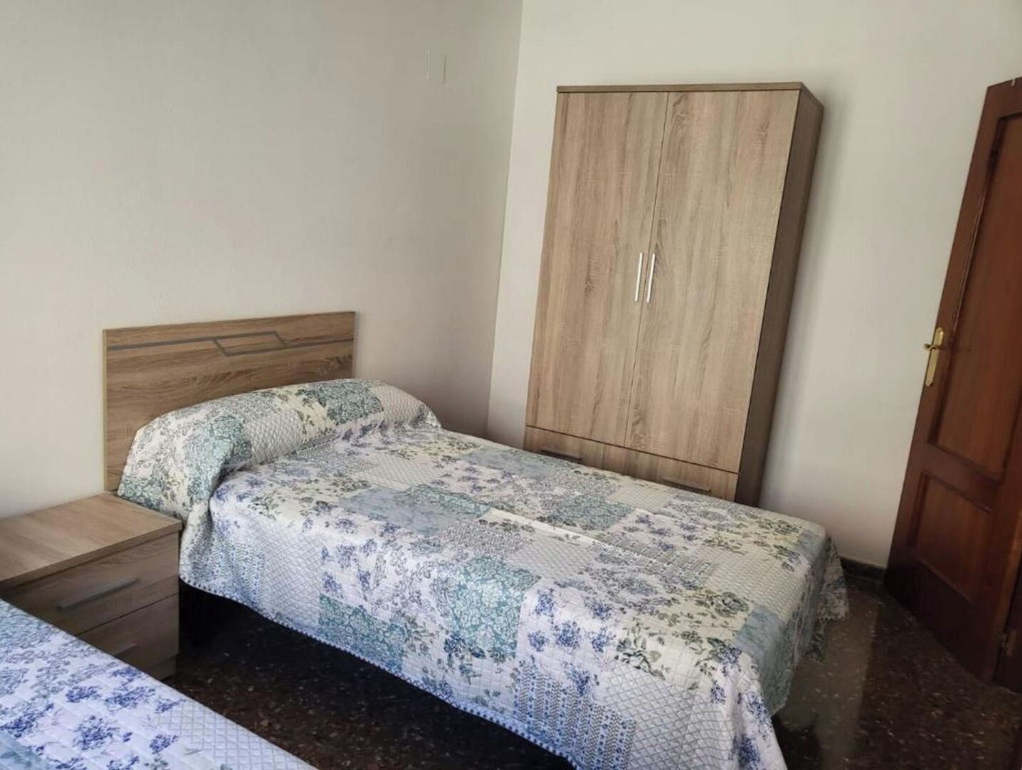 2 slaapkamers, een strijkplank/strijkijzer, gratis wifi, beddengoed