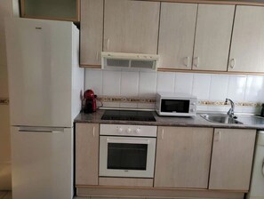 冷蔵庫、電子レンジ、オーブン、コンロ