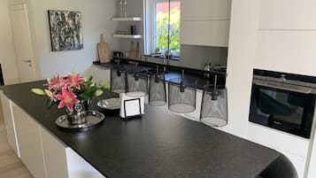 Réfrigérateur, micro-ondes, four, plaque de cuisson