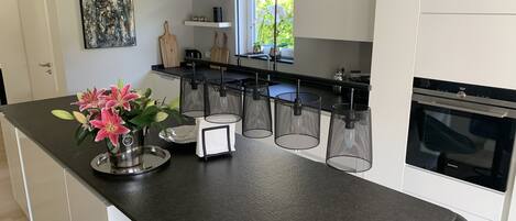 Réfrigérateur, four à micro-ondes, un four, surface de cuisson