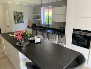 Frigorífic, microones, forn i placa de cuina 