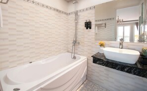 Quarto família | Banheiro | Produtos de toalete de grife, secador de cabelo, bidê, toalhas de banho