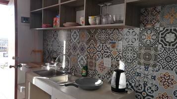 Departamento | Cocina privada | Refrigerador con congelador, microondas y tostadora
