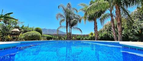 Una piscina al aire libre, una piscina climatizada