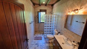 Douche, sèche-cheveux, serviettes fournies, papier toilette
