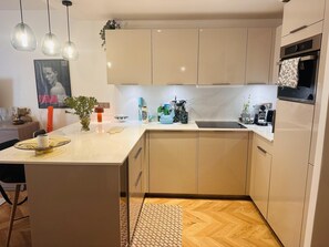 Frigorífico, microondas, placa de cocina y cafetera o tetera
