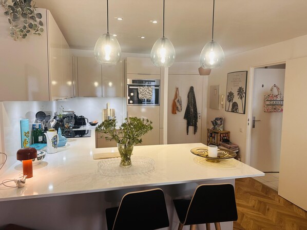 Frigorífico, microondas, placa de cocina y cafetera o tetera