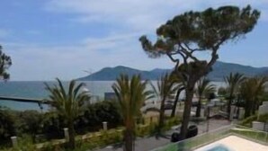 Una piscina con vistas al mar y a las montañas.