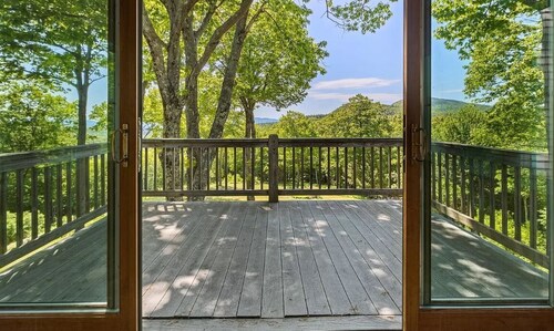 SPACIOUS Custom 5 Bed Home Minutes to Mt.Sunapee! Garage, Hot Tub, Game Room!