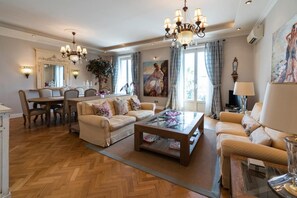 Télévision, lecteur de DVD, chaîne hi-fi