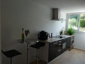 Jääkaappi, mikroaaltouuni, liesi, astianpesukone