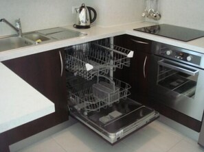 Kjøleskap, mikrobølgeovn, kokeplater og oppvaskmaskin