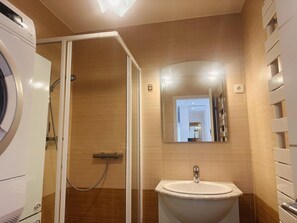 Secador de cabelo, toalhas de banho