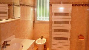 A bathroom with a bathtub, a sink, a bidet, and a towel rack. - Three bedroom, two bathroom apartment in Cannes with large terrace - 880 (Cannes)