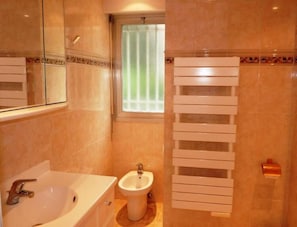 A bathroom with a bathtub, a sink, a bidet, and a towel rack. - Three bedroom, two bathroom apartment in Cannes with large terrace - 880 (Cannes)
