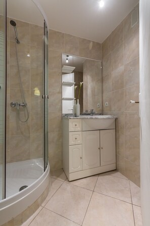 Hårtork och handdukar