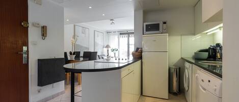 Kühlschrank, Mikrowelle, Geschirrspüler, Toaster