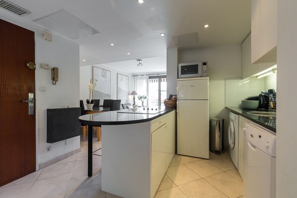 Jääkaappi, mikroaaltouuni, astianpesukone, leivänpaahdin