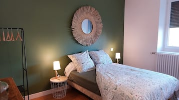 4 soverom, skrivebord, strykejern/-brett og reiseseng for barn