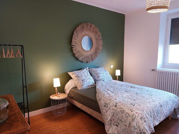 4 chambres, bureau, fer et planche à repasser, lit de bébé portatif