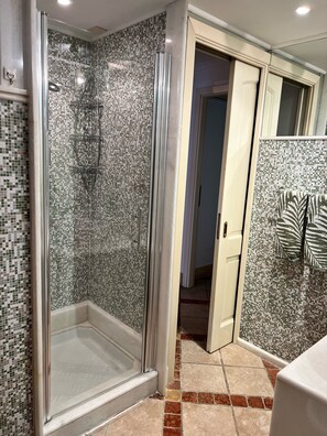 Ducha, secador de pelo, bidet, toallas
