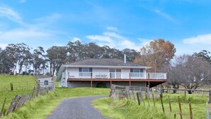 Exterior - Hillside Farm – Rural getaway on 100 acres of sweeping farmland (Mittagong)