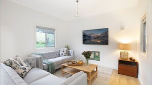 Televisie, een open haard en tafelvoetbal