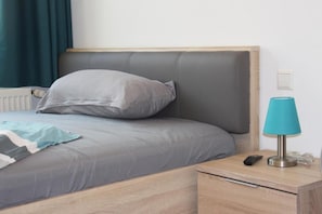 Studio | Bàn, màn/rèm cản sáng, bàn ủi/dụng cụ ủi quần áo