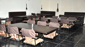 Un restaurant doté de nombreuses tables et chaises, disposées dans un espace vaste et bien aménagé.