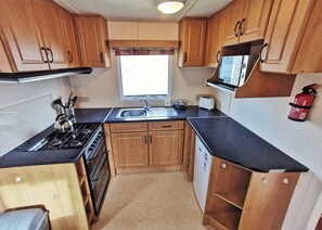 Frigorífico, horno, placa de cocina y tostadora