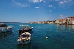 Marina - A 1 - Spacious apt on the Seafront With Terrace (Kastela)