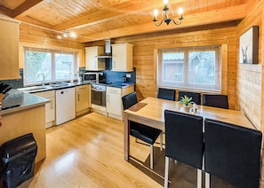Kitchen Diner, Kitchen - Four berth lodge with one master double and one twin each with wardrobe. (Crewkerne)