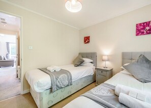 2 bedrooms, free WiFi - Stunning well-equipped lodge set in mature and beautiful gardens. (Narberth, Nr Tenby)