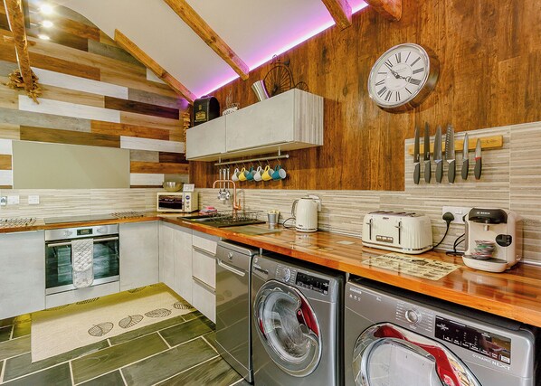 Fridge, oven, stovetop, dishwasher