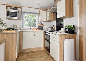 Réfrigérateur, un four, surface de cuisson, grille-pain