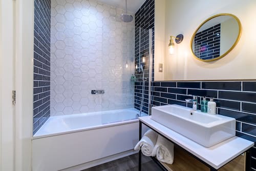 Standard-Doppel- oder -Zweibettzimmer | Badezimmer | Kostenlose Toilettenartikel, Haartrockner, Handtücher