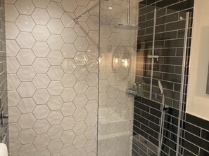 Habitación doble estándar | Baño | Amenidades de baño gratuitas, secadora de cabello, toallas